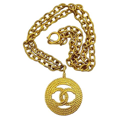 chanel logo anhänger|vintage Chanel necklace.